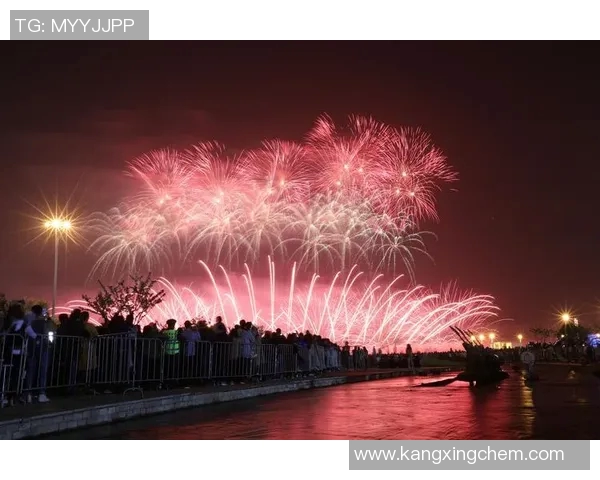 意大利足球明星共赏烟花绚烂夜空展现激情与梦想